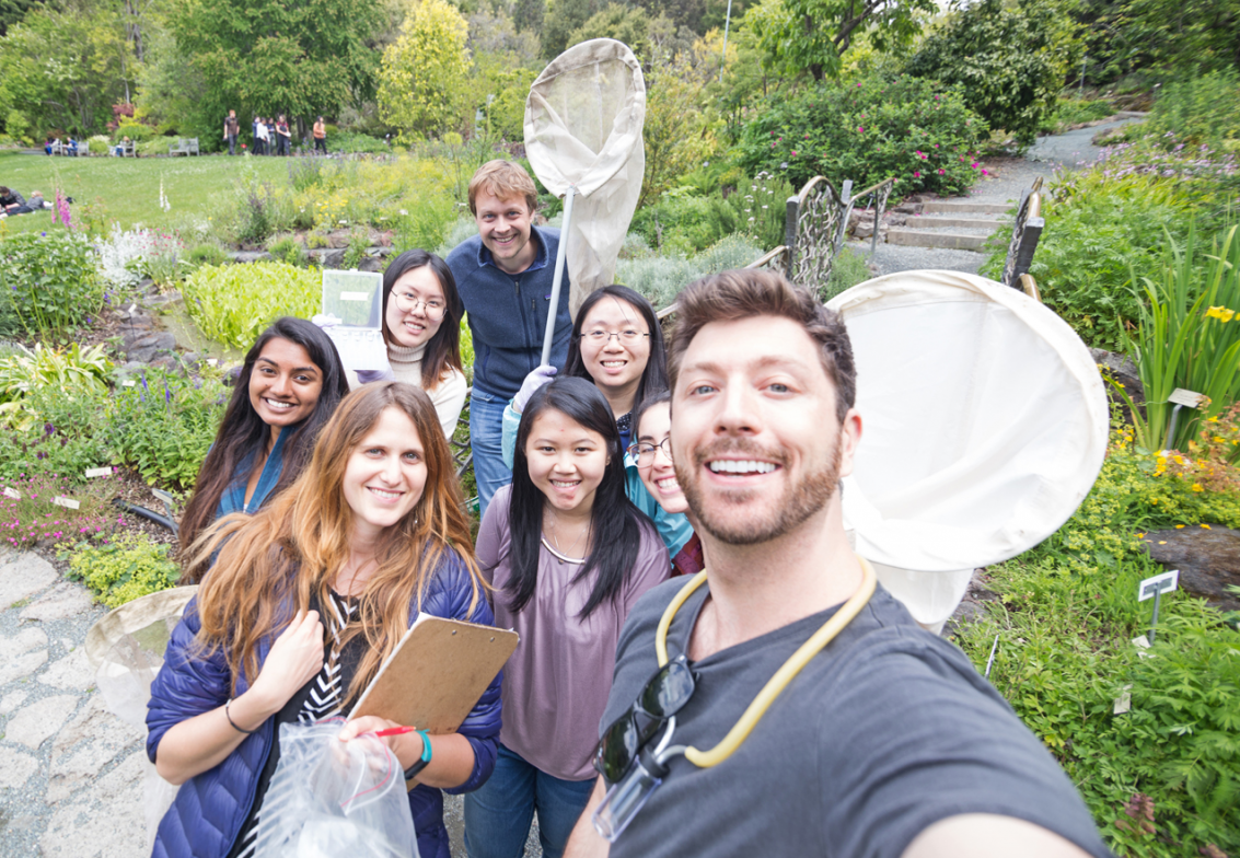 Pomerantz (front right) with students from the Field Genomics course