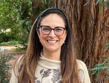 Lúcia G. Lohmann in front of a tree